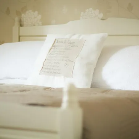 Le Grand Larrocq Bed and breakfast