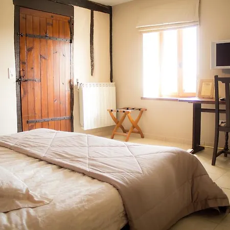 Le Grand Larrocq Bed and breakfast